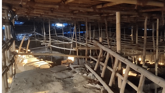 वडनगर में ढके हुए अंबा घाट खुदाई स्थल के अंदर का दृश्य, जहां प्राचीन संरचनाएं भूमिगत 20 मीटर तक गहराई तक फैली हुई हैं | फोटो: मोनामी गोगोई/दिप्रिंट