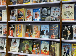 दिल्ली वर्ल्ड बुक फेयर में प्रकाशकों की अलमारियां मोदी और उनके भारत के बारे में किताबों से भरी हुई थीं. प्रभात प्रकाशन के पास हिंदी में ढेर सारी किताबें थीं | फोटो: वंदना मेनन/दिप्रिंट