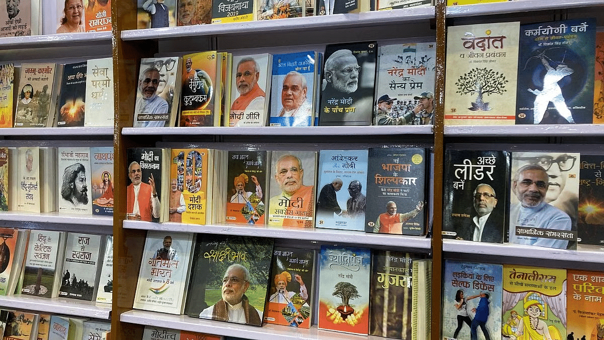 दिल्ली वर्ल्ड बुक फेयर में प्रकाशकों की अलमारियां मोदी और उनके भारत के बारे में किताबों से भरी हुई थीं. प्रभात प्रकाशन के पास हिंदी में ढेर सारी किताबें थीं | फोटो: वंदना मेनन/दिप्रिंट