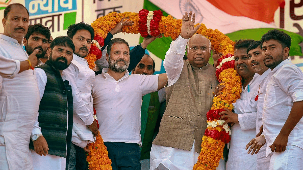 कांग्रेस अध्यक्ष मल्लिकार्जुन खरगे पार्टी नेता राहुल गांधी के साथ सोमवार, 19 फरवरी, 2024 को अमेठी में भारत जोड़ो न्याय यात्रा के दौरान एक सार्वजनिक बैठक में | पीटीआई