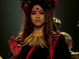 अभिनेता सोहिनी सरकार ने फिल्म में देवी बोनबीबी का किरदार निभाया है, जो समकालीन नाटक को मिथक के साथ जोड़ती है | स्क्रीनग्रैब