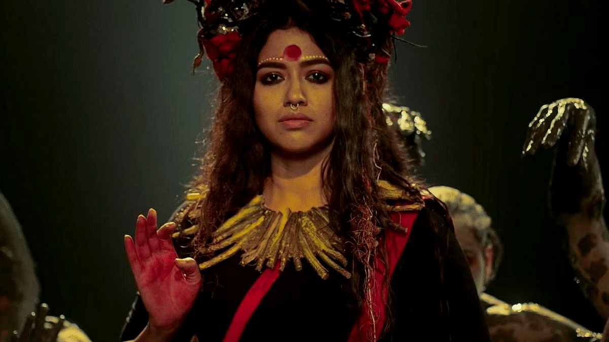 अभिनेता सोहिनी सरकार ने फिल्म में देवी बोनबीबी का किरदार निभाया है, जो समकालीन नाटक को मिथक के साथ जोड़ती है | स्क्रीनग्रैब