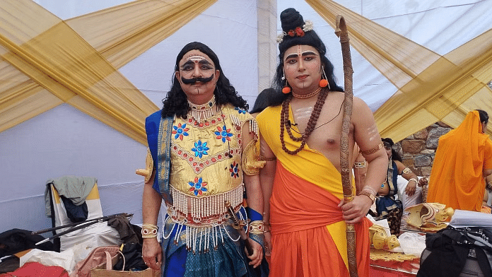 श्रवण चावला, (रावण के किरदार में), बेटे कुणाल चावला (राम के किरदार में) | फोटो: हिना फ़ातिमा/दिप्रिंट