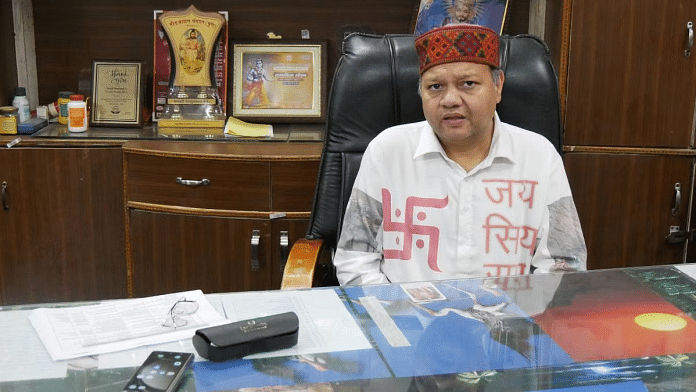 विधायक नीरज शर्मा अपने कार्यालय में | फोटो: स्पेशल अरेंजमेंट