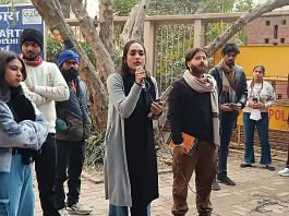 दिल्ली यूनिवर्सिटी में प्रदर्शनकारियों को संबोधित करतीं ऋतु सिंह | फोटो: कृष्ण मुरारी/दिप्रिंट
