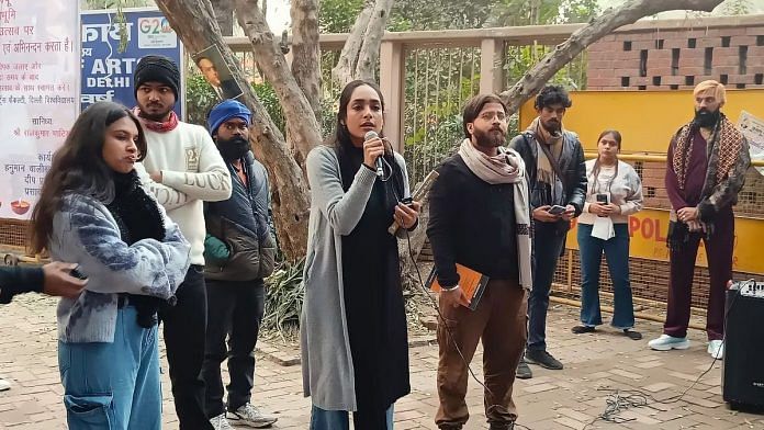 दिल्ली यूनिवर्सिटी में प्रदर्शनकारियों को संबोधित करतीं ऋतु सिंह | फोटो: कृष्ण मुरारी/दिप्रिंट