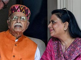 शनिवार को नई दिल्ली में मीडिया से बातचीत के दौरान भाजपा के संरक्षक लालकृष्ण आडवाणी और उनकी बेटी प्रतिभा आडवाणी |फोटो: पीटीआई