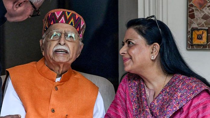 शनिवार को नई दिल्ली में मीडिया से बातचीत के दौरान भाजपा के संरक्षक लालकृष्ण आडवाणी और उनकी बेटी प्रतिभा आडवाणी |फोटो: पीटीआई
