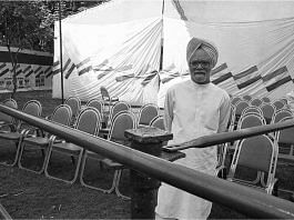 प्रधानमंत्री बनने से पहले इंदिरा गांधी की समाधि पर पहुंचे मनमोहन सिंह | फोटो: प्रवीण जैन/दिप्रिंट