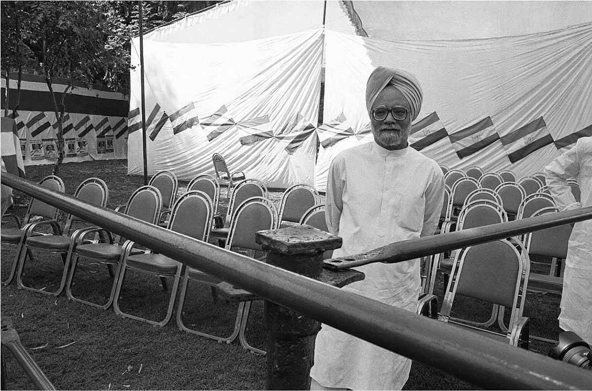 प्रधानमंत्री बनने से पहले इंदिरा गांधी की समाधि पर पहुंचे मनमोहन सिंह | फोटो: प्रवीण जैन/दिप्रिंट
