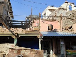 हवाबेन और शब्बीरभाई बलिया के दोनों घरों को मरम्मत के लिए ध्वस्त किया गया था | फोटोः स्पेशल अरेंजमेंट