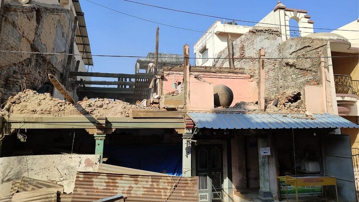 हवाबेन और शब्बीरभाई बलिया के दोनों घरों को मरम्मत के लिए ध्वस्त किया गया था | फोटोः स्पेशल अरेंजमेंट