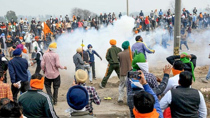 शंभू सीमा पर फसलों के लिए एमएसपी की गारंटी वाले कानून की मांग को लेकर 'दिल्ली चलो' विरोध मार्च कर रहे किसानों को तितर-बितर करने के लिए आंसू गैस के गोले छोड़े गए | एएनआई