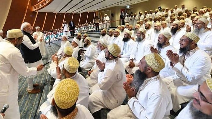 पिछले साल मुंबई में शिया समुदाय के एक संप्रदाय दाऊदी बोहरा समुदाय के साथ एक कार्यक्रम में प्रधानमंत्री नरेंद्र मोदी | फोटो: narendramodi.in