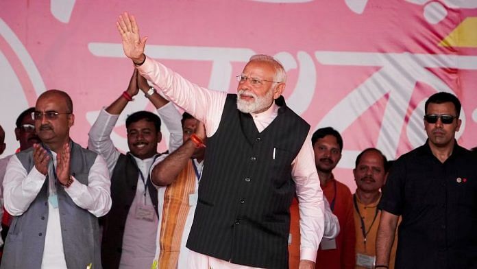 प्रधानमंत्री नरेंद्र मोदी शुक्रवार, 1 मार्च, 2024 को हुगली जिले के आरामबाग में एक रैली के दौरान समर्थकों का अभिवादन करते हुए | फोटो: पीटीआई