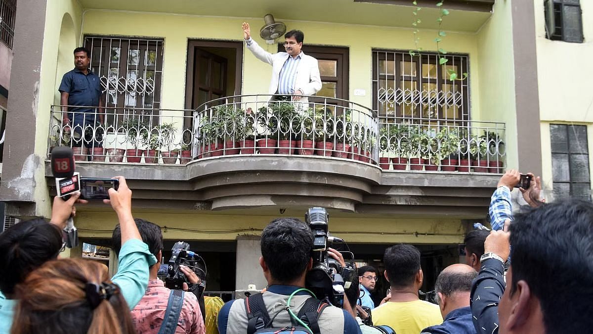 5 मार्च को अपने इस्तीफे के बाद भाजपा में शामिल होने की घोषणा के बाद न्यायमूर्ति अभिजीत गंगोपाध्याय ने अपने आवास पर मीडियाकर्मियों का अभिवादन किया | फोटोः एएनआई