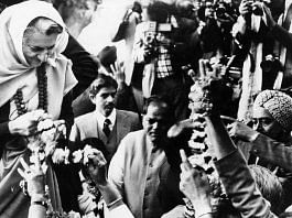 1980 का चुनाव जीतने के बाद इंदिरा गांधी को लोगों से फूलों की मालाएं मिलीं | कीस्टोन/गेटी इमेजेज़