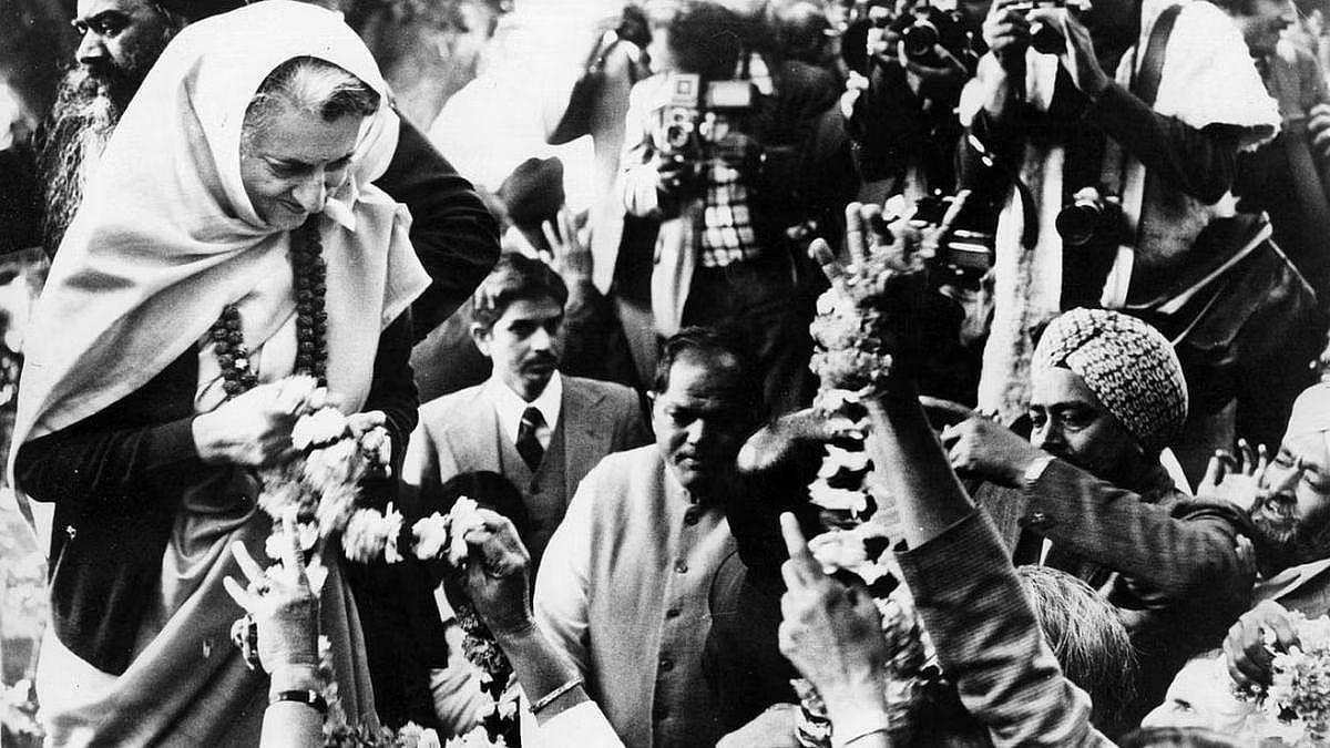 1980 का चुनाव जीतने के बाद इंदिरा गांधी को लोगों से फूलों की मालाएं मिलीं | कीस्टोन/गेटी इमेजेज़