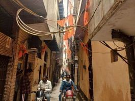 सीलमपुर की पूरी संकरी गली नंबर 1 में 'जय श्री राम' के झंडे लगे हुए हैं | फोटो: शुभांगी मिश्रा/दिप्रिंट