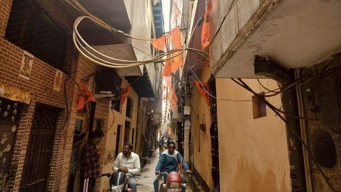 सीलमपुर की पूरी संकरी गली नंबर 1 में 'जय श्री राम' के झंडे लगे हुए हैं | फोटो: शुभांगी मिश्रा/दिप्रिंट