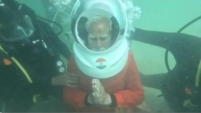 पीएम नरेंद्र मोदी पानी के भीतर योग करते हुए | एक्स