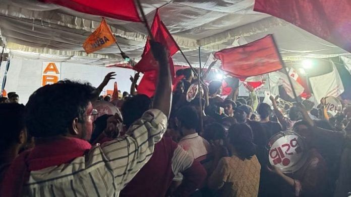 छात्रसंघ चुनाव के नतीजे घोषित होने का इंतज़ार कर रहे हैं जेएनयू छात्र | फोटो: सागरिका किस्सु/दिप्रिंट