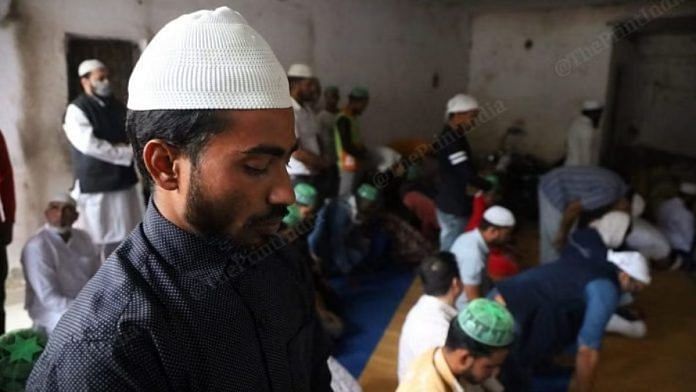 गुरुग्राम में शुक्रवार की नमाज़ अदा करते हुए मुसलमान (प्रतीकात्मक तस्वीर) | फोटो: मनीषा मोंडल/दिप्रिंट