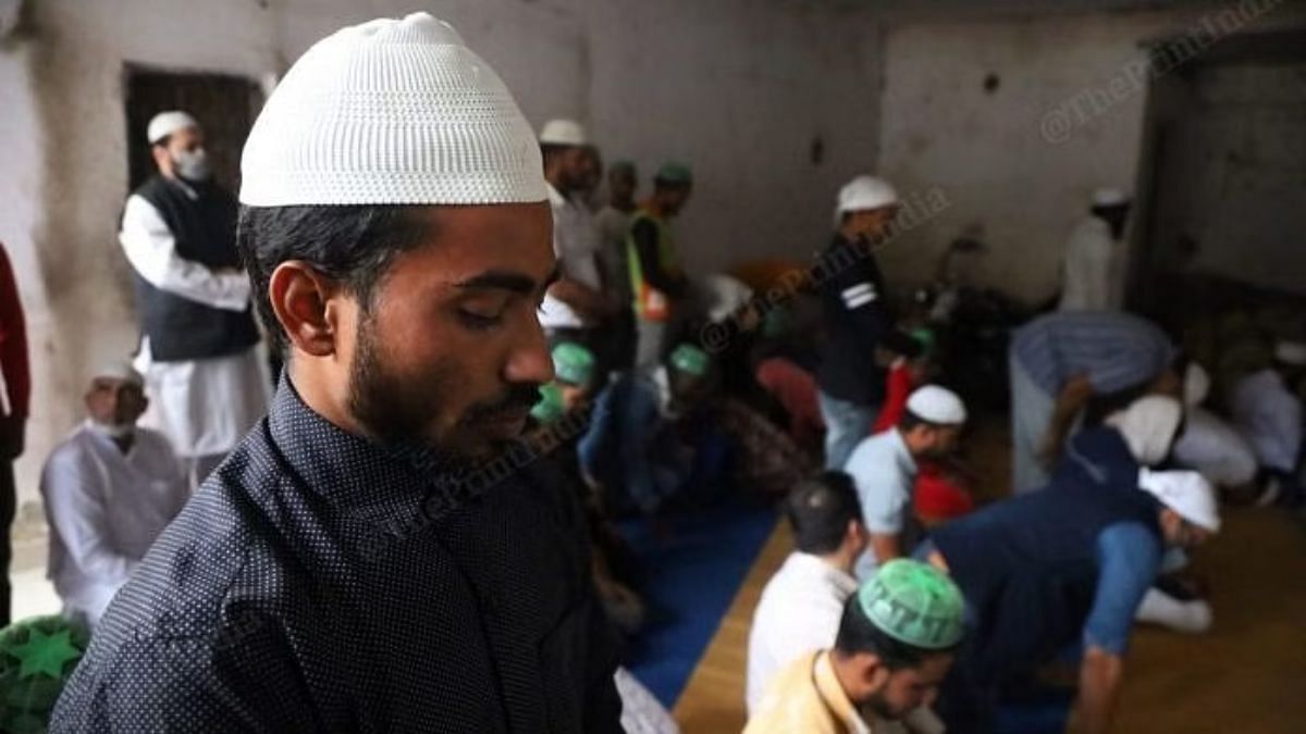 गुरुग्राम में शुक्रवार की नमाज़ अदा करते हुए मुसलमान (प्रतीकात्मक तस्वीर) | फोटो: मनीषा मोंडल/दिप्रिंट