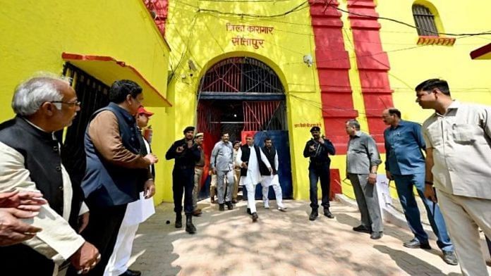 आज़म खान से मुलाकात के बाद सीतापुर जेल से निकलते सपा प्रमुख अखिलेश यादव | एक्स/@samajwadiparty