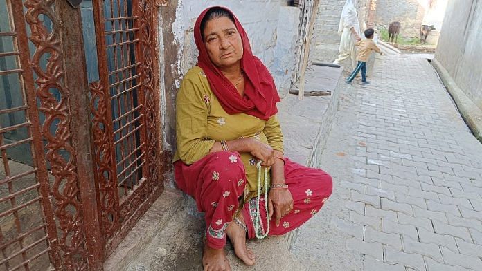शमशु कोटा के खजूरी ओदपुर में अपने घर के बाहर बैठी अपने पोते लकी अली के लौटने का इंतज़ार कर रही हैं | फोटो: कृष्ण मुरारी/दिप्रिंट