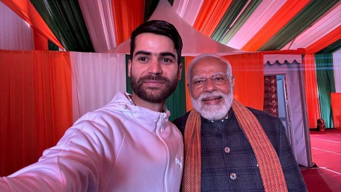 प्रधानमंत्री नरेंद्र मोदी श्रीनगर में एक ऐसे शख्स के साथ, जिसे उन्होंने एक एक्स पोस्ट में अपना ‘दोस्त’ नाजिम बताया है. युवक विकसित भारत योजना का लाभार्थी है | फोटो: एक्स/@narendramodi
