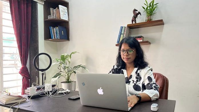 30 वर्षीया कंप्यूटर साइंस इंजीनियर संकरी चेन्नई के नटेसन नगर में अपने होम-ऑफिस में | फोटो: नूतन शर्मा/दिप्रिंट