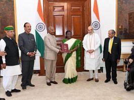 पूर्व राष्ट्रपति राम नाथ कोविंद ने गुरुवार को राष्ट्रपति भवन में राष्ट्रपति द्रौपदी मुर्मू को एक साथ चुनाव पर रिपोर्ट प्रस्तुत की | क्रेडिट: एक्स/@ramnathkovind