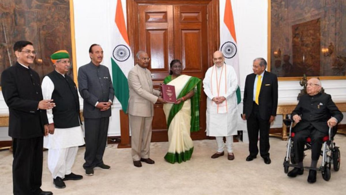पूर्व राष्ट्रपति राम नाथ कोविंद ने गुरुवार को राष्ट्रपति भवन में राष्ट्रपति द्रौपदी मुर्मू को एक साथ चुनाव पर रिपोर्ट प्रस्तुत की | क्रेडिट: एक्स/@ramnathkovind