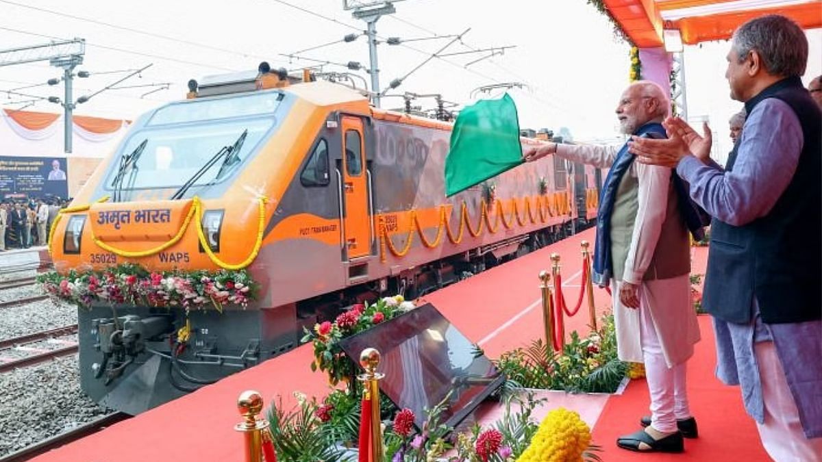 प्रधानमंत्री नरेंद्र मोदी ने अयोध्या में अमृत भारत ट्रेनों को हरी झंडी दिखाई | एएनआई