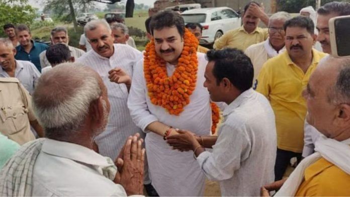 आदमपुर में मतदाताओं के साथ हरियाणा भाजपा नेता कुलदीप बिश्नोई की फाइल फोटो | स्पेशल अरेंजमेंट