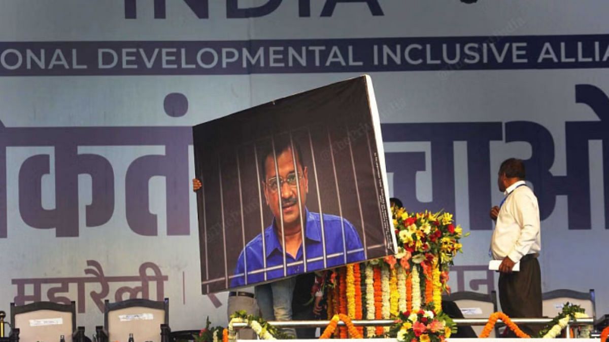 नई दिल्ली में लोकतंत्र बचाओ रैली में दिल्ली के मुख्यमंत्री अरविंद केजरीवाल का एक पोस्टर | फोटो: प्रवीण जैन/दिप्रिंट