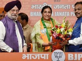 केंद्रीय आवास और शहरी मामलों के मंत्री हरदीप सिंह पुरी और भाजपा के राष्ट्रीय महासचिव विनोद तावड़े ने नई दिल्ली में पार्टी मुख्यालय में पूर्व आईएएस अधिकारी परमपाल कौर का भाजपा में शामिल होने पर स्वागत किया | फोटोः एएनआई/श्रीकांत सिंह