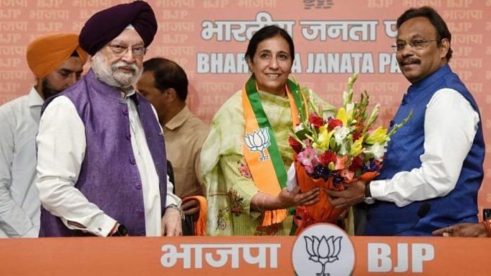 केंद्रीय आवास और शहरी मामलों के मंत्री हरदीप सिंह पुरी और भाजपा के राष्ट्रीय महासचिव विनोद तावड़े ने नई दिल्ली में पार्टी मुख्यालय में पूर्व आईएएस अधिकारी परमपाल कौर का भाजपा में शामिल होने पर स्वागत किया | फोटोः एएनआई/श्रीकांत सिंह