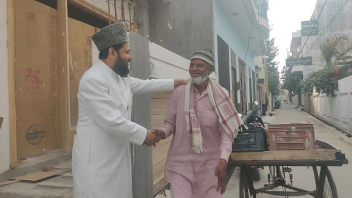मौलाना मोहिबुल्लाह नदवी रामपुर में एक बुजुर्ग फल विक्रेता से बातचीत करते हुए. रामपुर सीट पर 19 अप्रैल को मतदान होना है | फोटो: हिना फ़ातिमा/दिप्रिंट