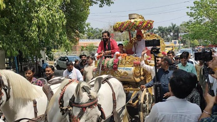 दुली चंद रोहतक कोर्ट जाते हुए. उनके साथी याचिकाकर्ता नवीन जयहिंद अपने हाथों में घोड़े की लगाम लिए नज़र आ रहे हैं | फोटो: स्पेशल अरेंजमेंट