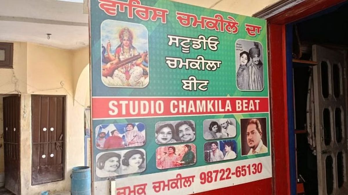 पंजाब में एक संगीतकार के स्टूडियो में चमकीला और पत्नी अमरजोत का एक पोस्टर | फोटो: टीना दास/दिप्रिंट