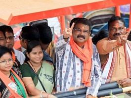 केंद्रीय शिक्षा मंत्री और संबलपुर निर्वाचन क्षेत्र से भारतीय जनता पार्टी (भाजपा) के उम्मीदवार धर्मेंद्र प्रधान बुधवार को संबलपुर के कुचिंडा में रोड शो के दौरान जनता का अभिवादन करते हुए | एएनआई