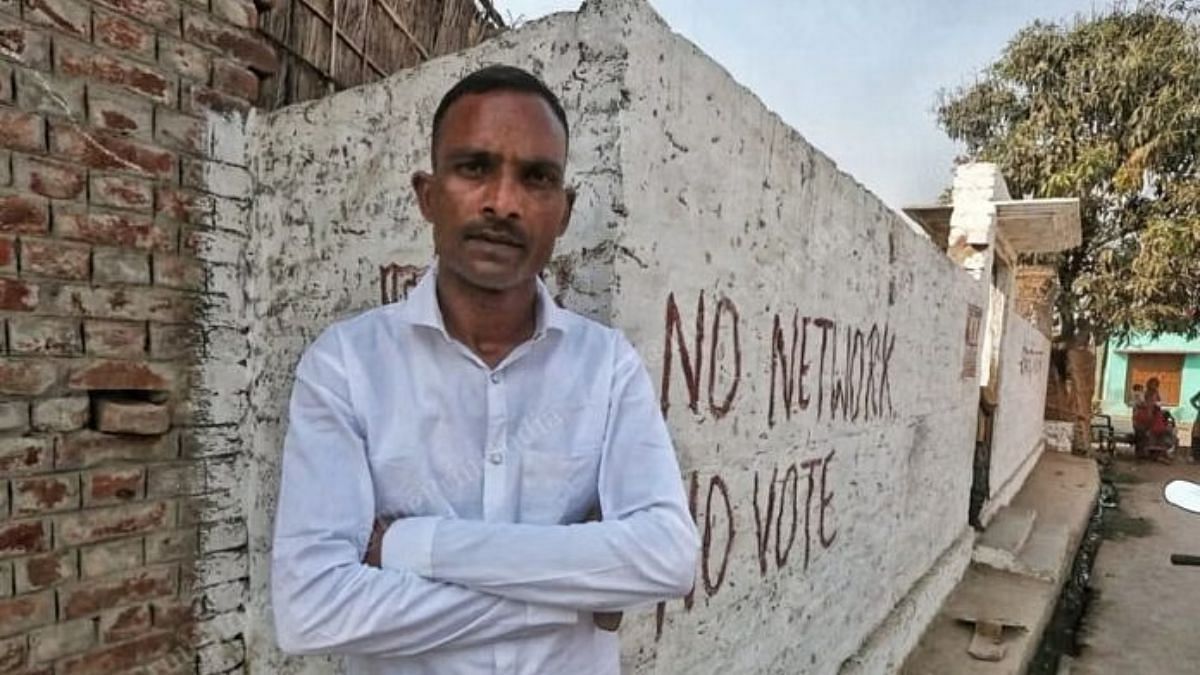 बर्दिया गांव के निवासी मोबाइल फोन नेटवर्क नहीं मिलने पर मतदान का बहिष्कार करने की धमकी दे रहे हैं | फोटो: प्रवीण जैन/दिप्रिंट