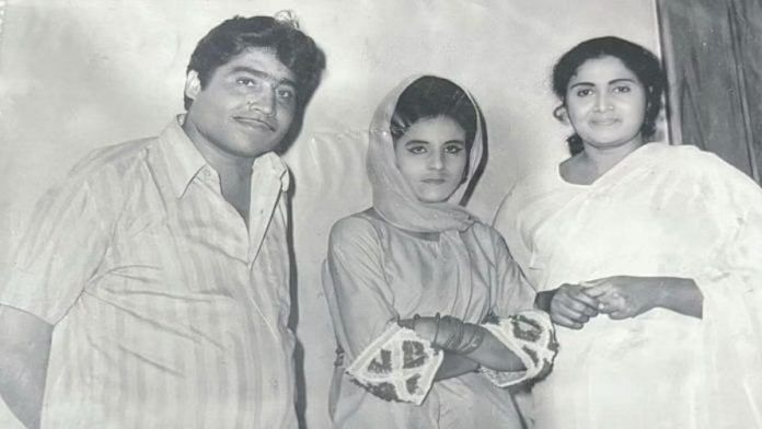 मुंबई में एक शो के दौरान अभिनेत्री सुलोचना लाटकर के साथ पोज देते सुरिंदर सोनिया और कश्मीरी लाल सोनी | क्रेडिट: आकाश सोनी