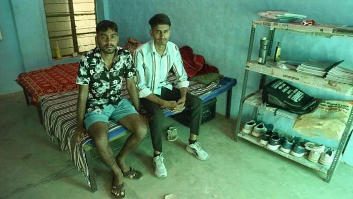 चमन लाल (बाएं) और अनुज, शेखावाटी डिफेंस अकादमी में अंग्रेज़ी मीडियम के केवल दो सेना आकांक्षी | फोटो: सूरज सिंह बिष्ट/दिप्रिंट