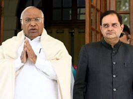 कांग्रेस अध्यक्ष मल्लिकार्जुन खरगे (बाएं) के साथ बृजेंद्र सिंह (दाएं) की फाइल फोटो | फाइल फोटो/एएनआई