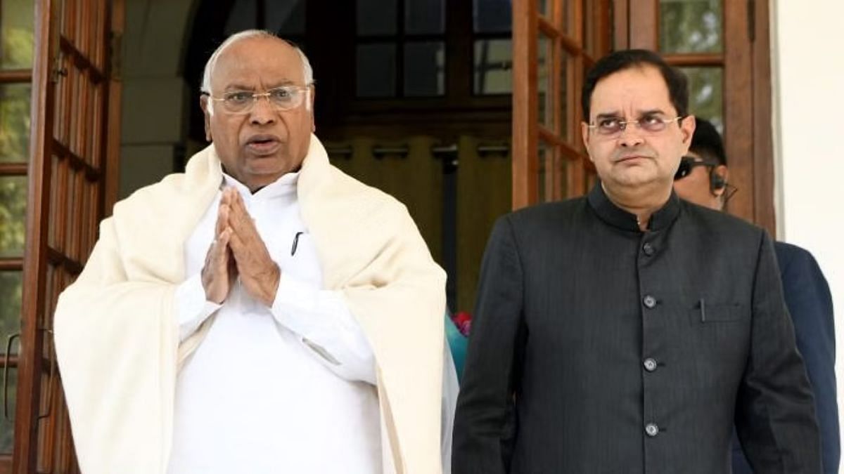 कांग्रेस अध्यक्ष मल्लिकार्जुन खरगे (बाएं) के साथ बृजेंद्र सिंह (दाएं) की फाइल फोटो | फाइल फोटो/एएनआई