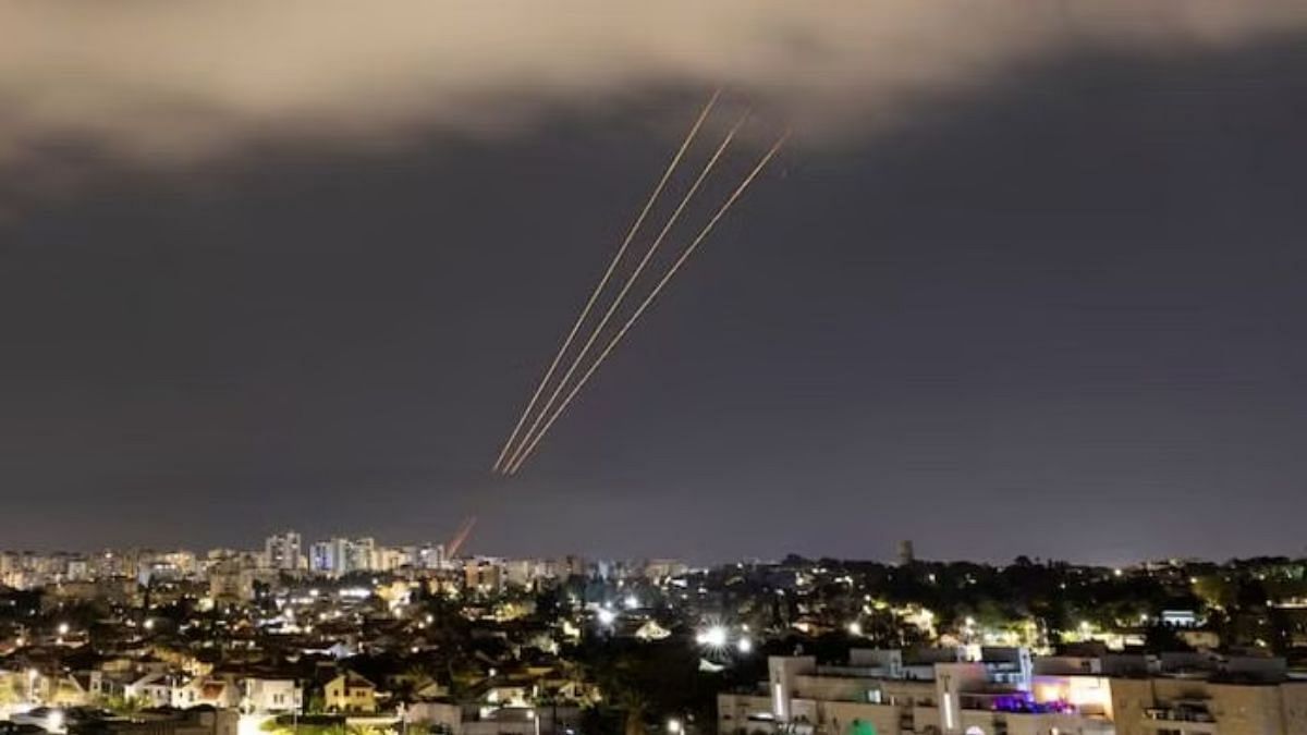 ईरान द्वारा इज़रायल की ओर ड्रोन और मिसाइलों को लॉन्च करने के बाद एंटी-मिसाइल सिस्टम काम करता है, जैसा कि 14 अप्रैल, 2024 को इज़रायल के अश्कलोन से देखा गया है | फोटो: क्रेडिट: रॉयटर्स