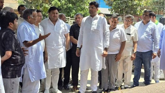 हरियाणा के पूर्व उपमुख्यमंत्री और जेजेपी नेता दुष्यंत चौटाला (बीच में) पार्टी में बगावत का सामना कर रहे हैं। फोटो: एक्स/@Dchautala